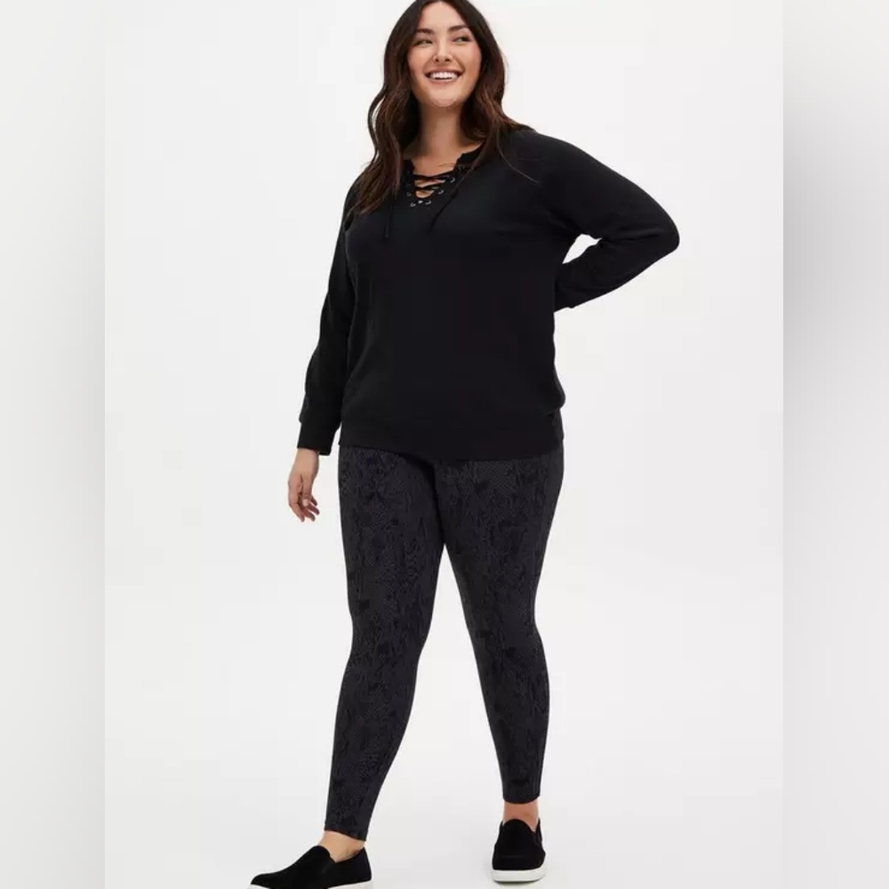 Torrid Black Snakeskin Pattern Leggings Size 3